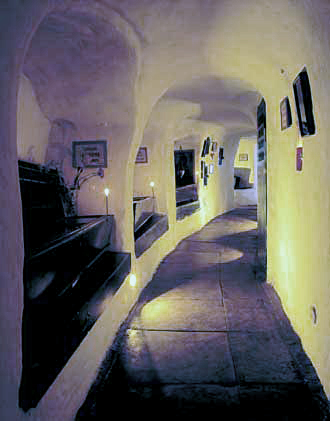 streetFarCaves